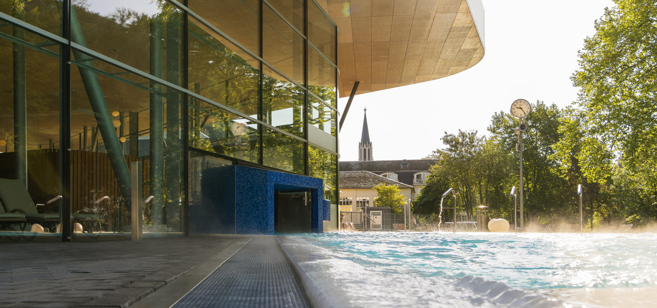 emser therme aussenbecken fruehling nackenduschen