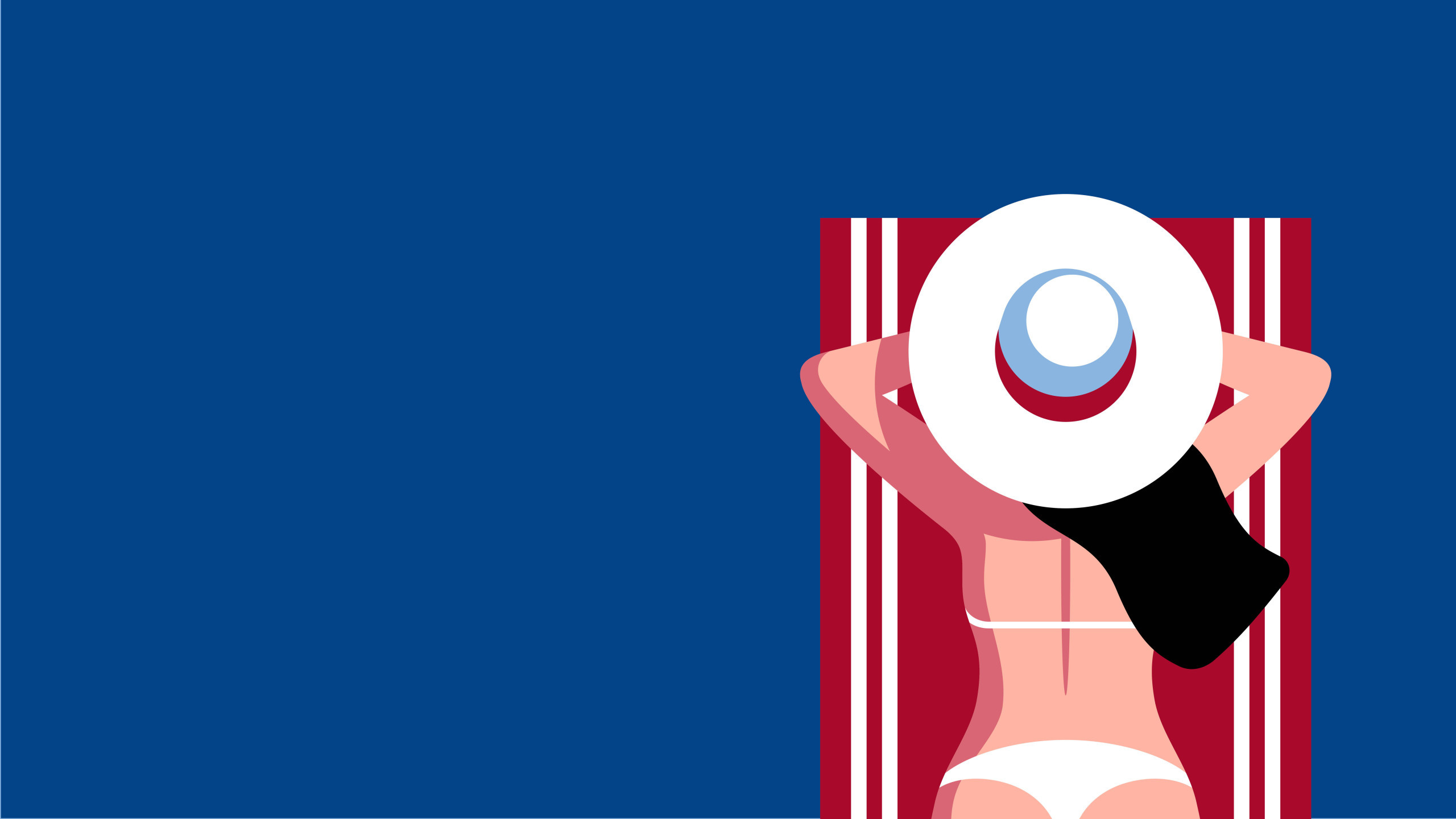 Eine Frau in einem weißen Bikini liegt auf einer rot-gestreiften Liege. Sie trägt einen großen, weißen Sonnenhut und genießt die Sonne vor einem tiefblauen Hintergrund.