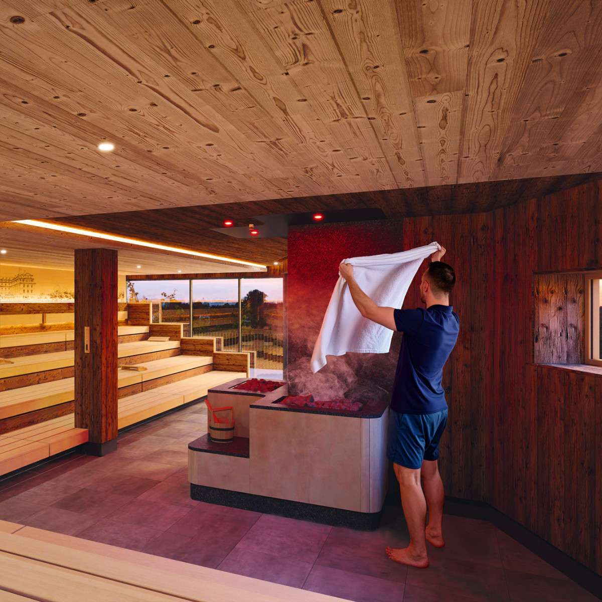 Ein Mann in kurzer Sportkleidung hebt ein weißes Handtuch, um Dampf in einer modernen Sauna zu erzeugen. Die Holzverkleidung und das sanfte Licht schaffen eine entspannende Atmosphäre.