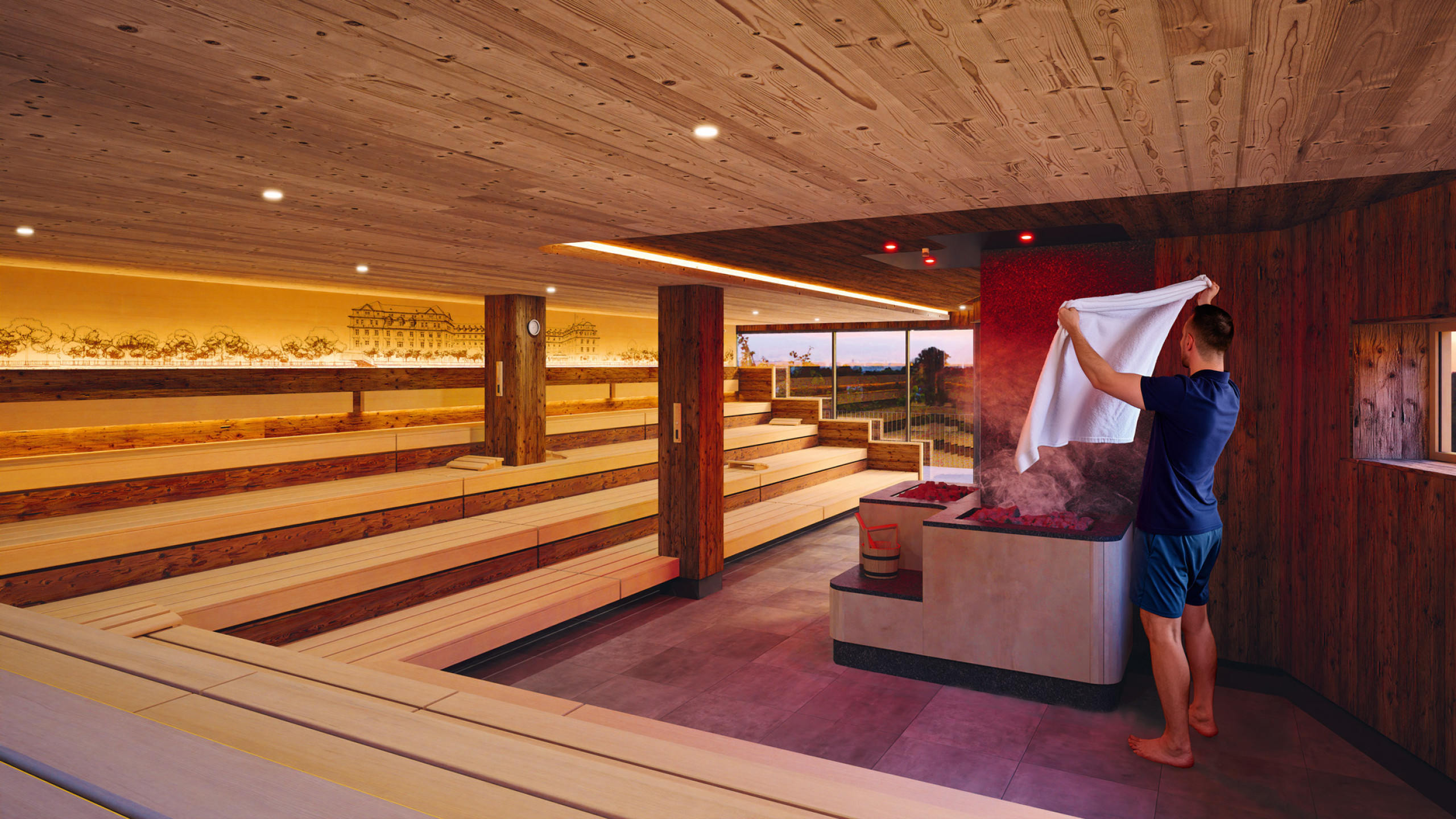Ein Mann in kurzer Sportkleidung hebt ein weißes Handtuch, um Dampf in einer modernen Sauna zu erzeugen. Die Holzverkleidung und das sanfte Licht schaffen eine entspannende Atmosphäre.