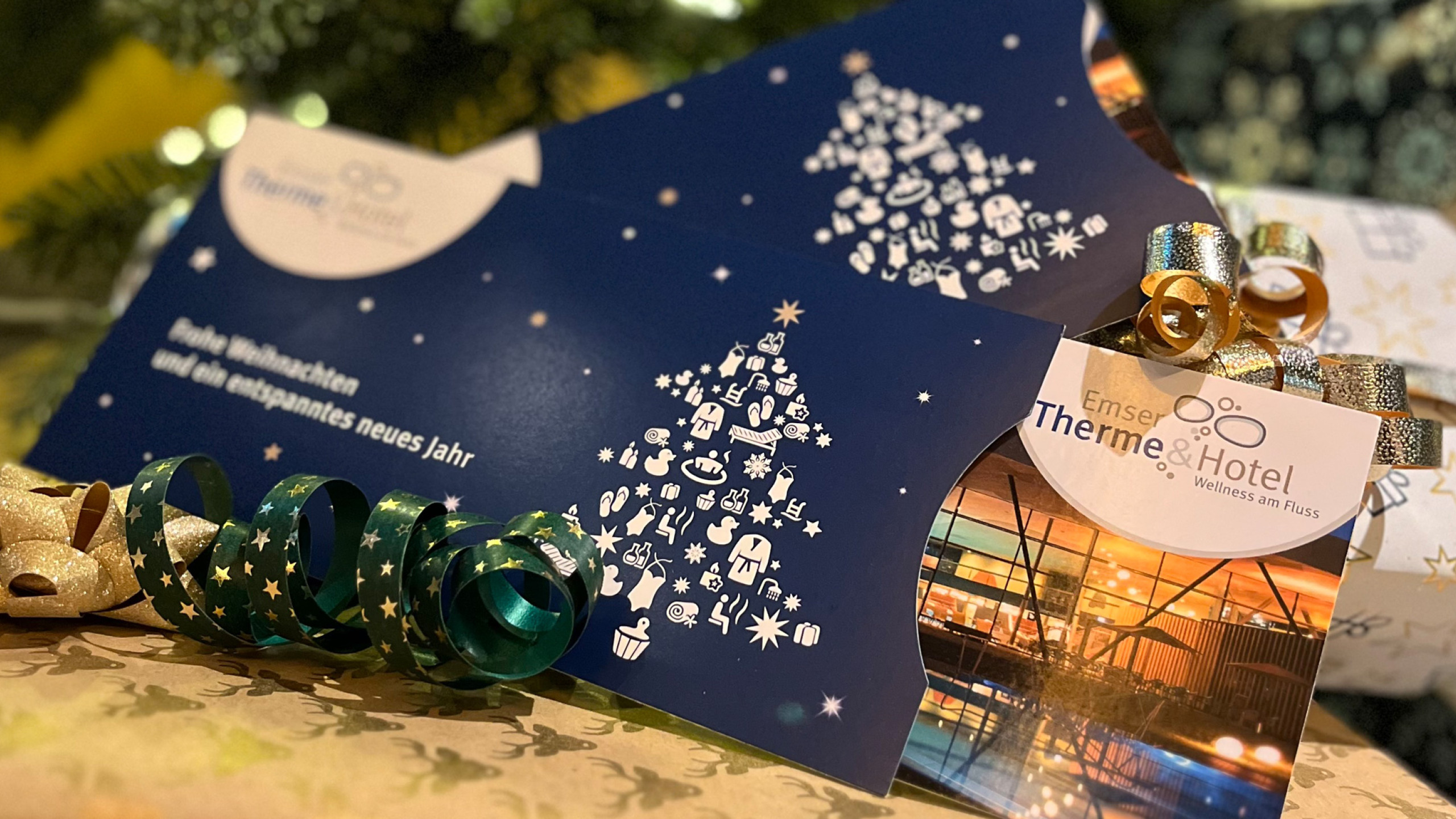 Eine nahaufnahme von festlichen Grußkarten und Geschenken, mit weihnachtlichem Design und dekorativen Schleifen, die die Botschaft "Frohe Weihnachten und ein entspanntes neues Jahr" tragen.