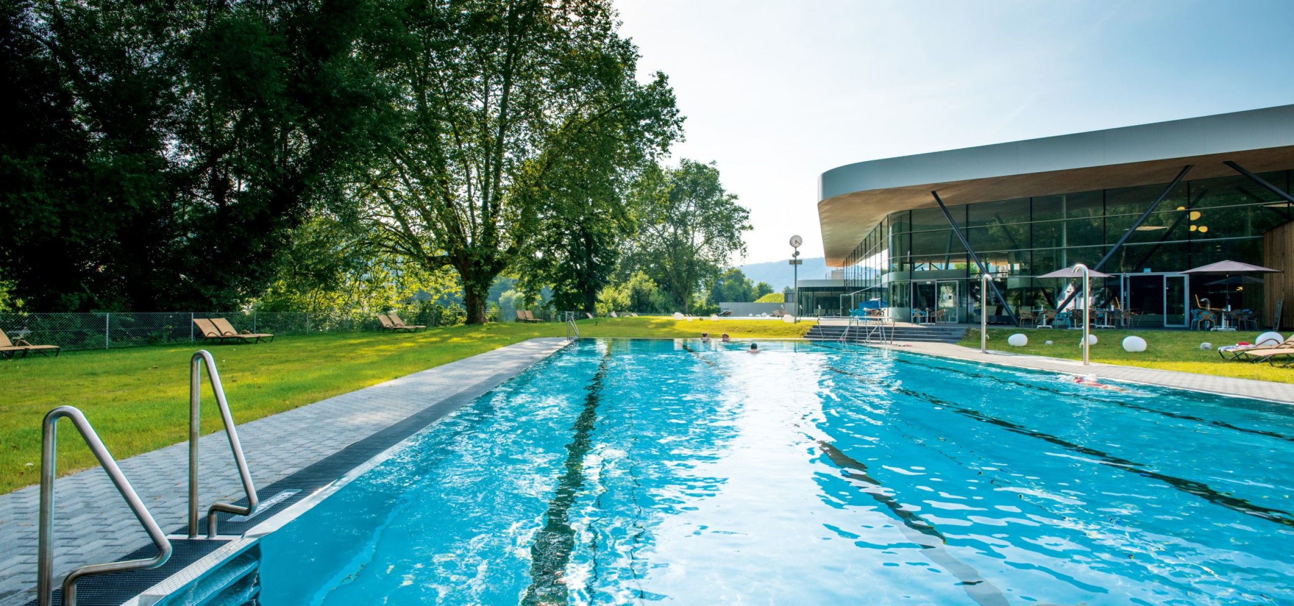 emser therme sommer aussenansicht aussenbecken