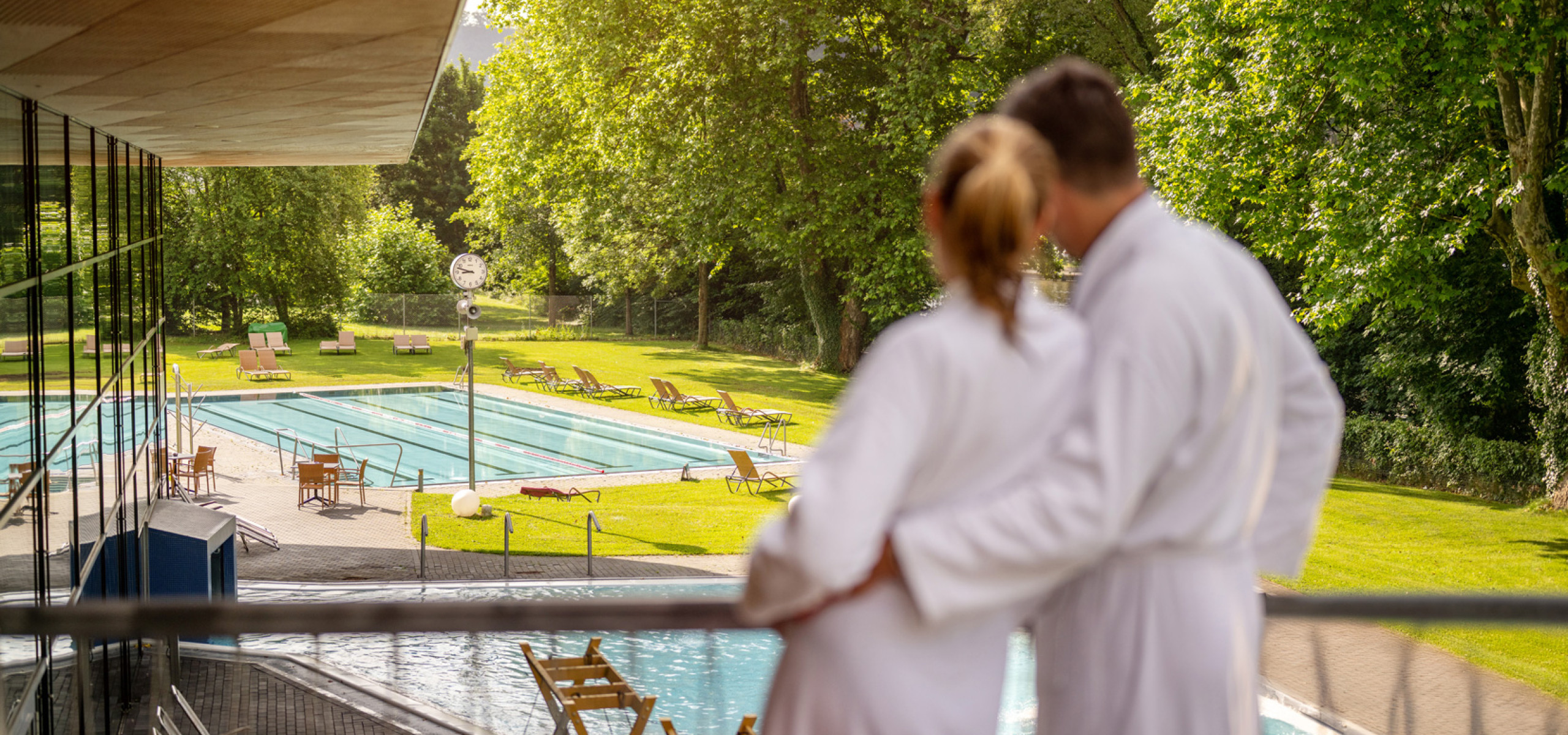 emser therme terrasse sommer paar becken