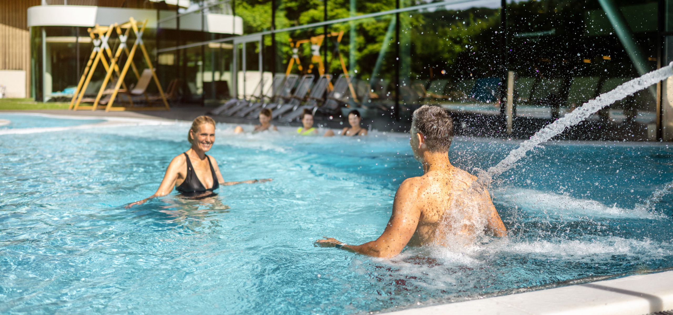 emser therme thermal aussenbecken sommer paar nackendusche